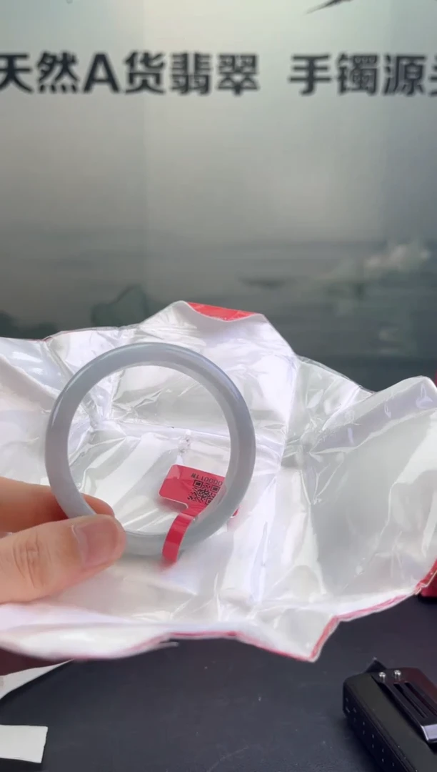 翡翠手镯未镶嵌翡翠手镯