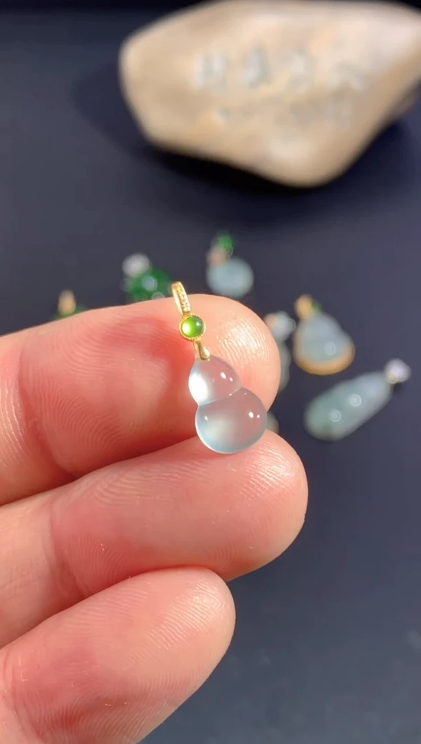 颈饰18K金镶嵌翡翠