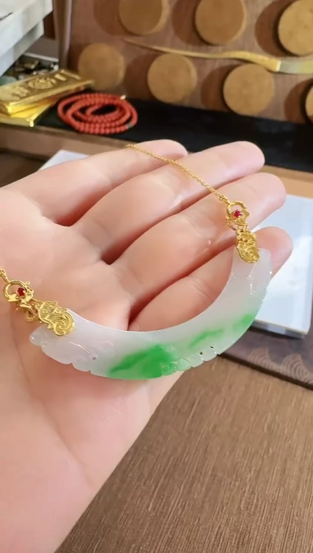翡翠18K金镶嵌颈饰吊坠