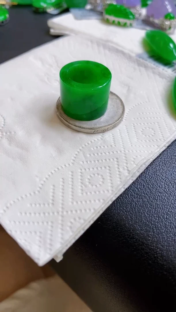 翡翠未镶嵌颈饰路路通