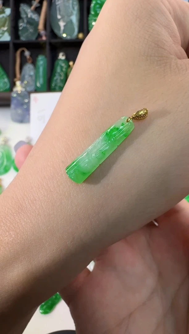 颈饰18K金镶嵌翡翠缅甸A货翡翠