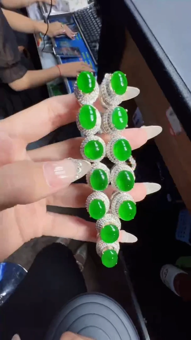 未镶嵌定制翡翠翡翠A货有轻微色差属于正常现象，多样性发货1