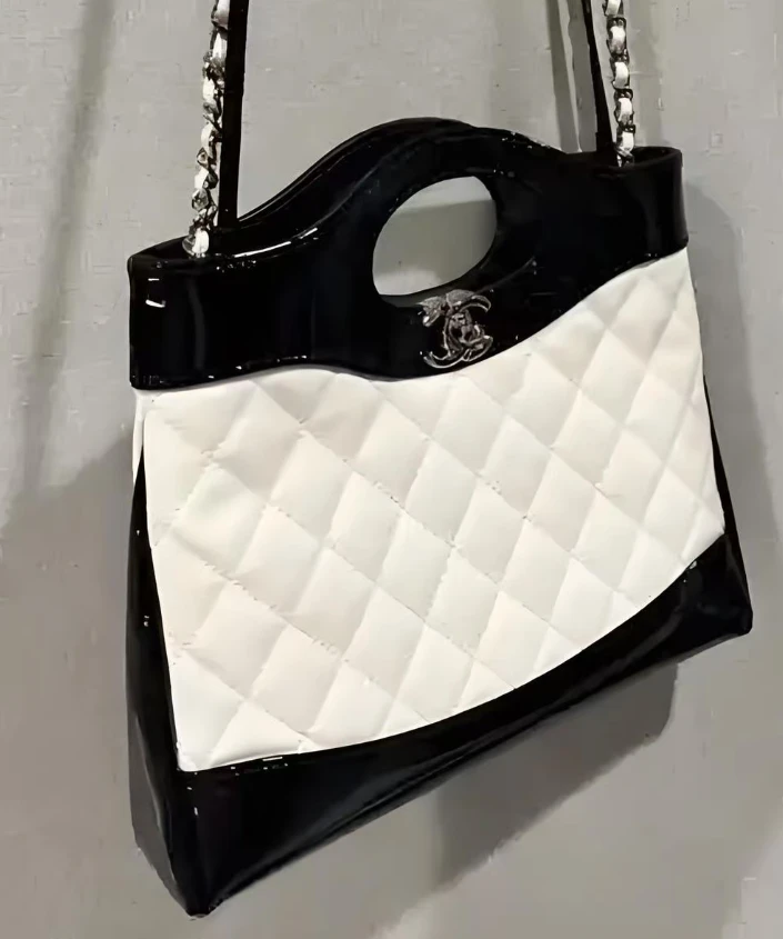 99新 Chanel/香奈儿 黑白金扣漆皮31bag mini斜挎包/16605821