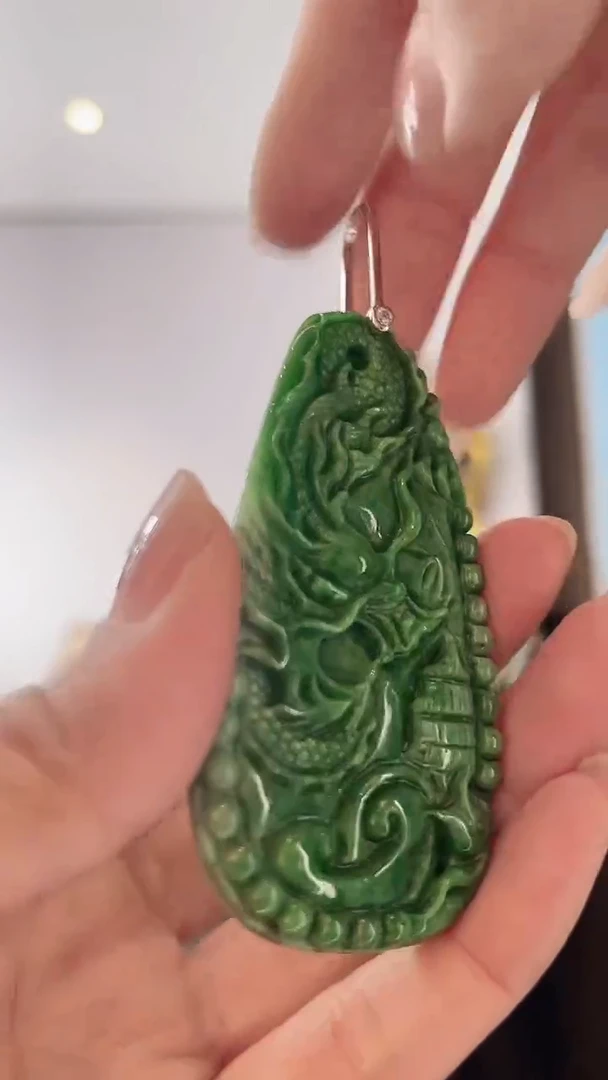颈饰未镶嵌翡翠是***吖翡翠E653
