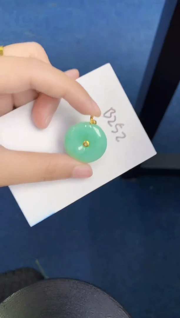 翡翠18K金镶嵌颈饰000000000