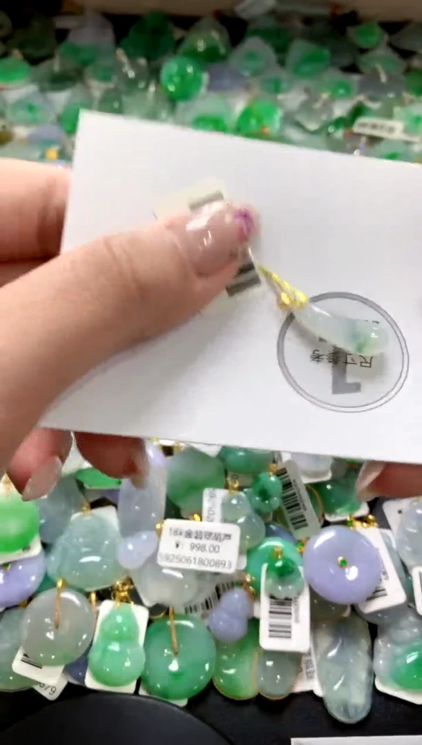 翡翠18K金镶嵌颈饰1111111111111111