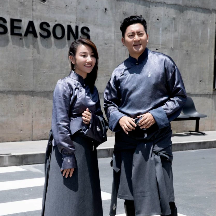 拉克松谧境游牧·醋酸翻领藏袍情侣款男款女款日常藏袍藏式正装