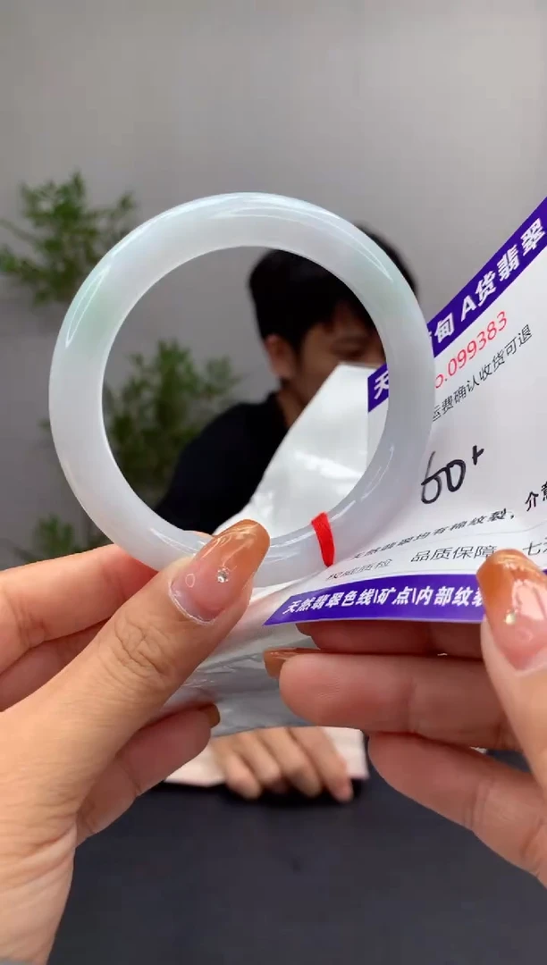 未镶嵌手镯翡翠有纹，完美者勿拍