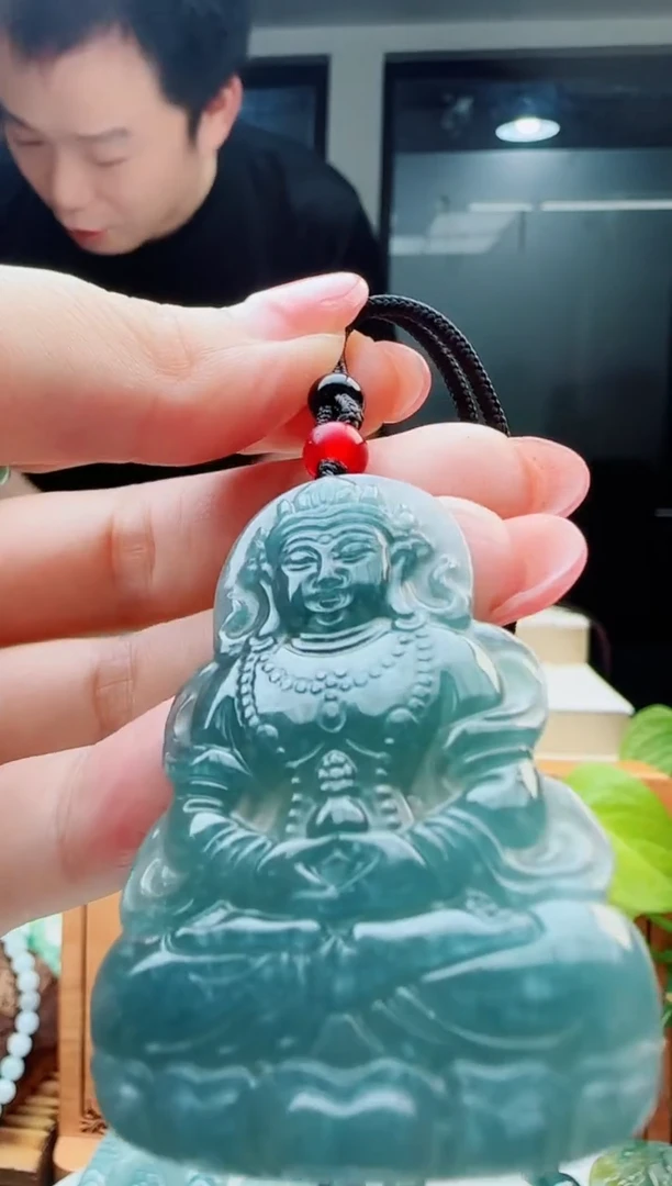 翡翠未镶嵌颈饰多样性发货其中一件