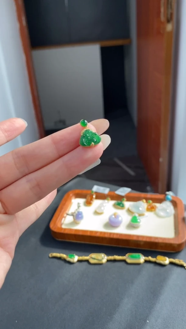 颈饰18K金镶嵌翡翠佛