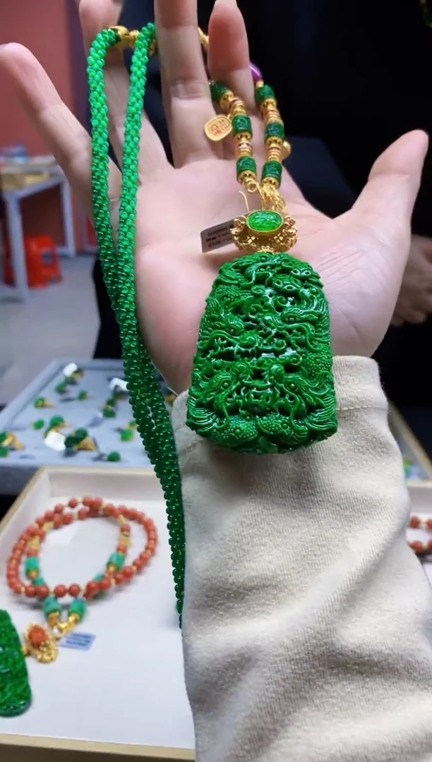 颈饰未镶嵌翡翠岁****_翡翠吊坠