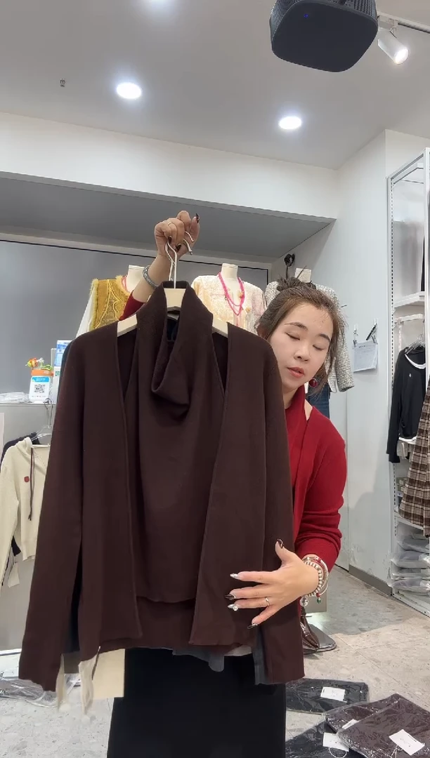 荡领假两件长袖上衣