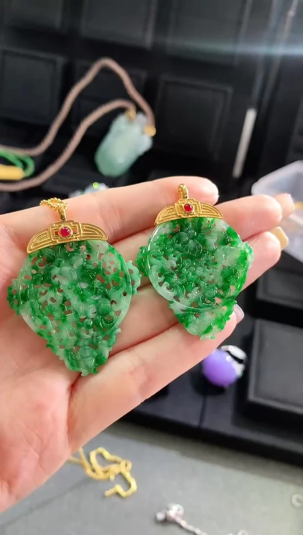 【闪购商品】翡翠吊坠(不含链)18K金镶嵌多样性发货 发其一