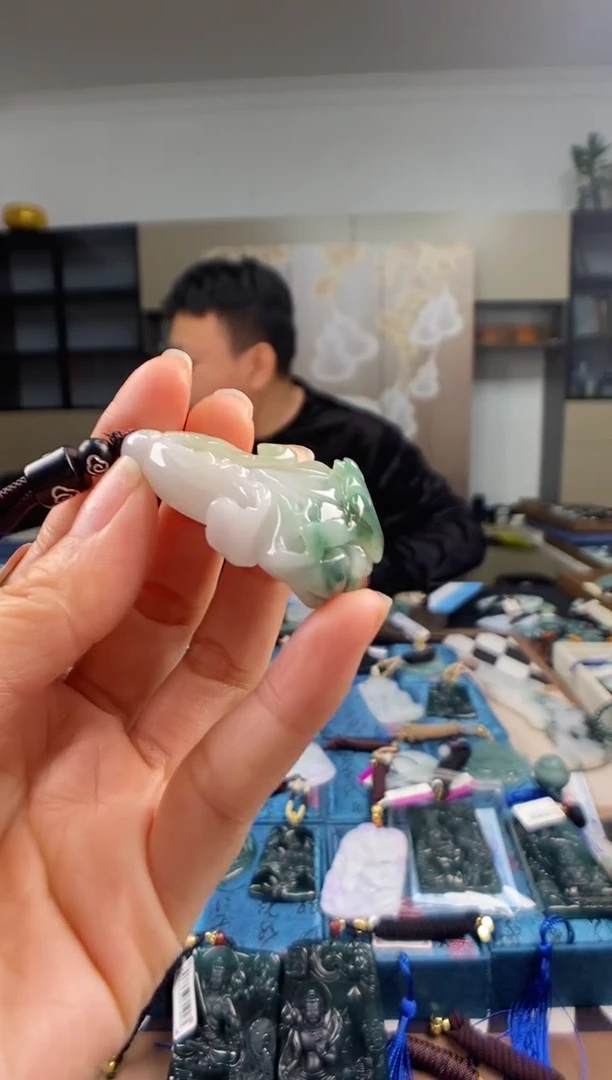 颈饰未镶嵌翡翠  多样性发其一