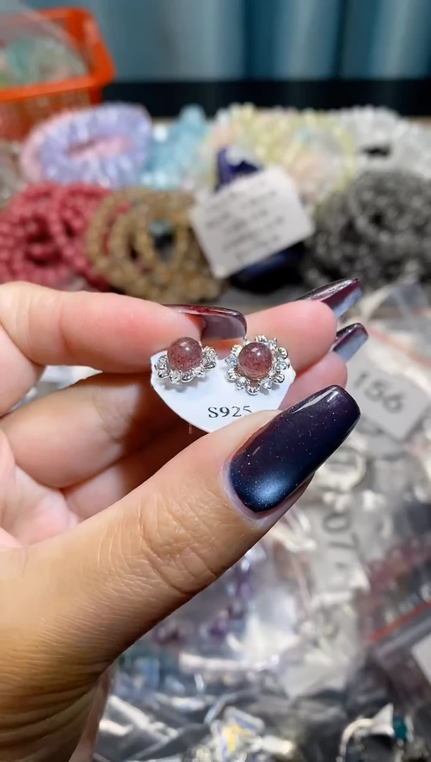 【闪购商品】水晶手串银S925镶嵌草莓晶耳钉164编码