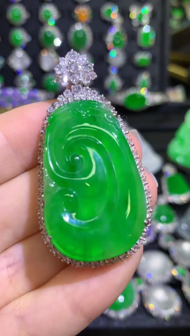 【闪购商品】翡翠颈饰18K金镶嵌高冰满绿阳绿超大如意