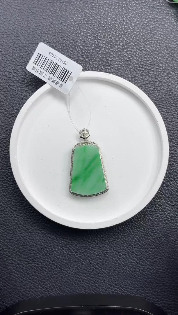 颈饰18K金镶嵌翡翠YM1338-1 无事牌