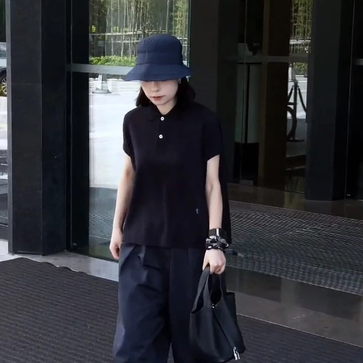 简约气质通勤黑色短袖女2025年夏季新款休闲舒适宽松洋气翻领上衣