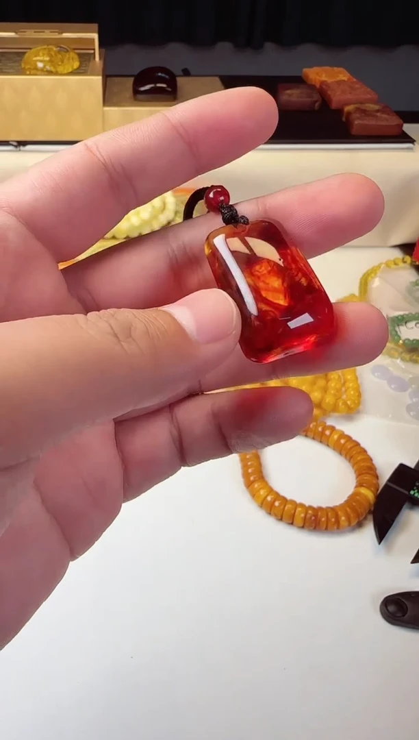 【闪购商品】琥珀颈饰未镶嵌血溶金琥珀无事牌