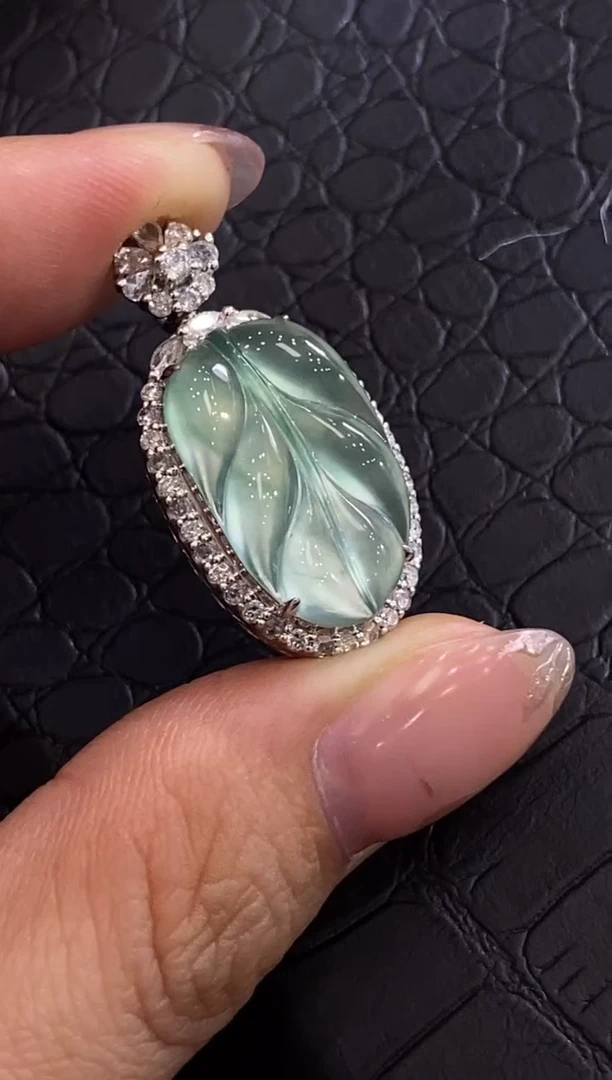 颈饰18K金镶嵌翡翠收到货48小时鉴赏期（超时不退不换）