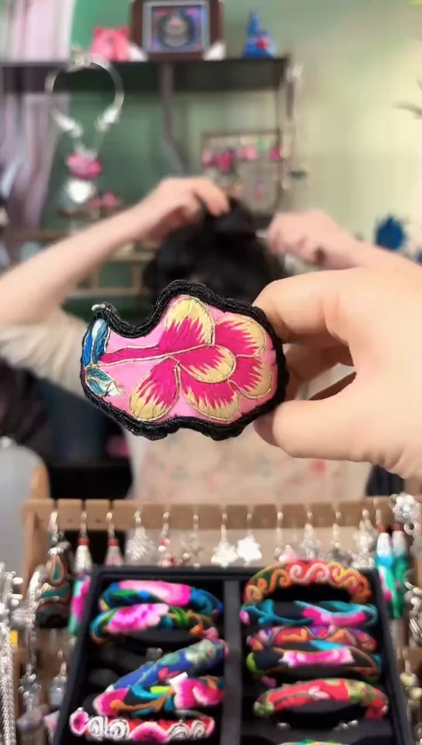 彩云南阁非遗老绣饰品596*