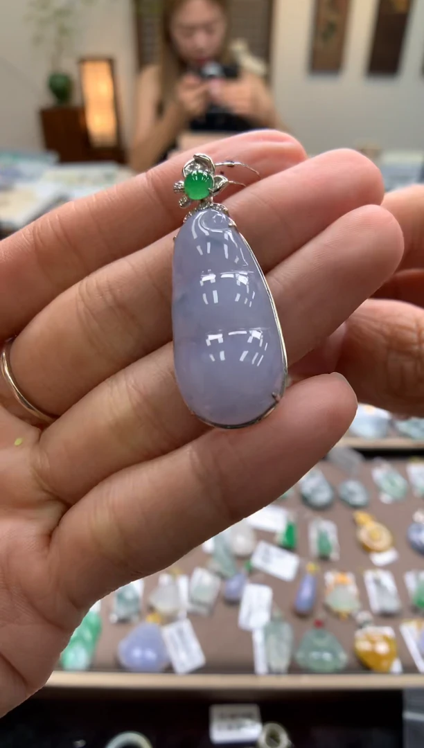 颈饰18K金镶嵌翡翠福豆