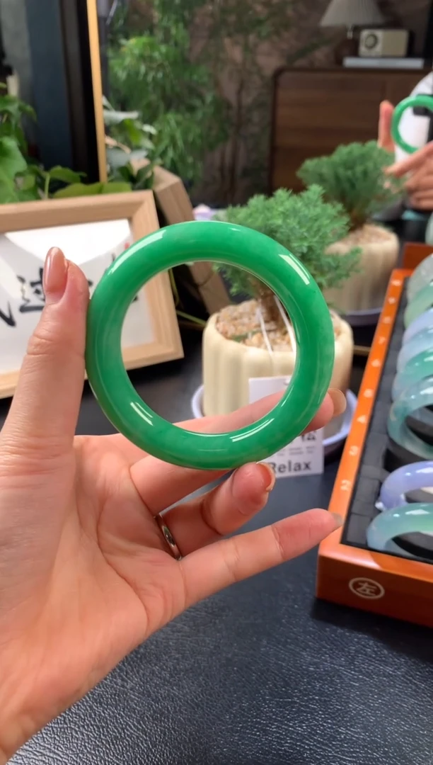 未镶嵌手镯翡翠福**?满绿圆条53+