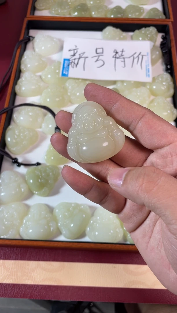吊坠(赠链)未镶嵌石英质玉橙*沉40单面佛