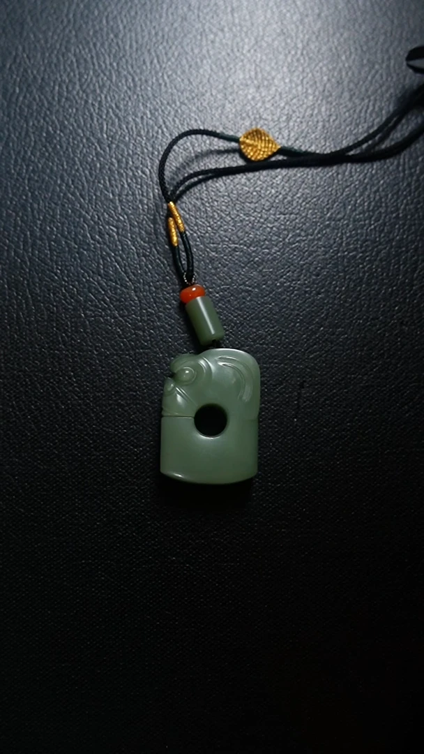 颈饰未镶嵌和田玉猪龙吊坠