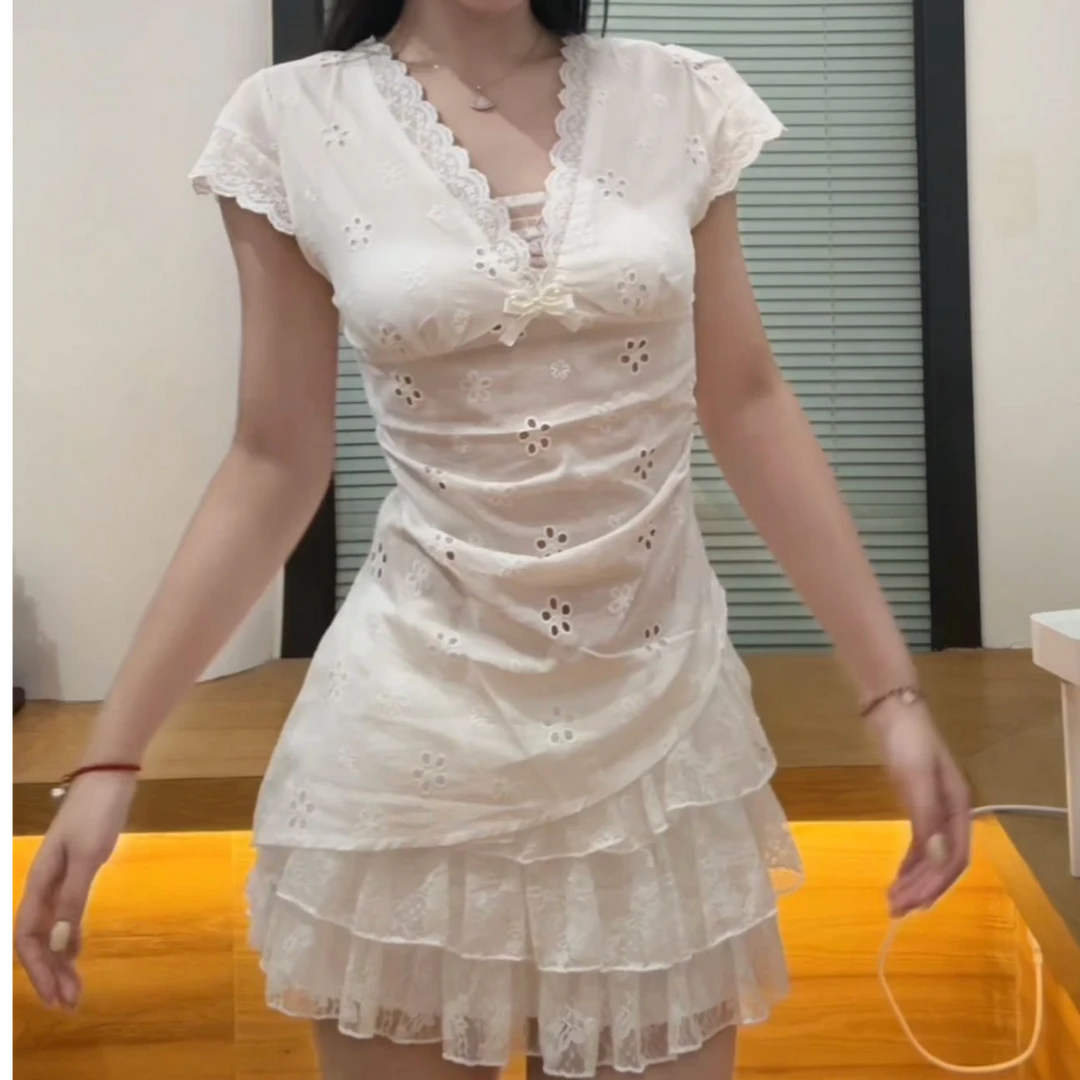 【米妮】“田园故事”不规则设计蕾丝纯欲上衣+蕾丝蛋糕裙