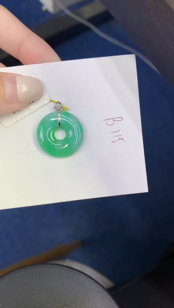 颈饰18K金镶嵌翡翠缅甸天然翡翠A货