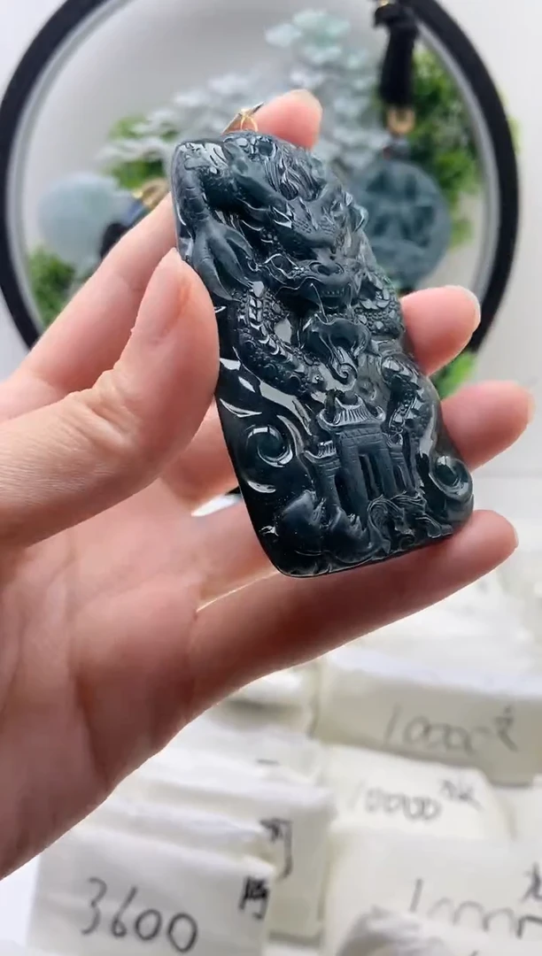 翡翠未镶嵌颈饰龙牌