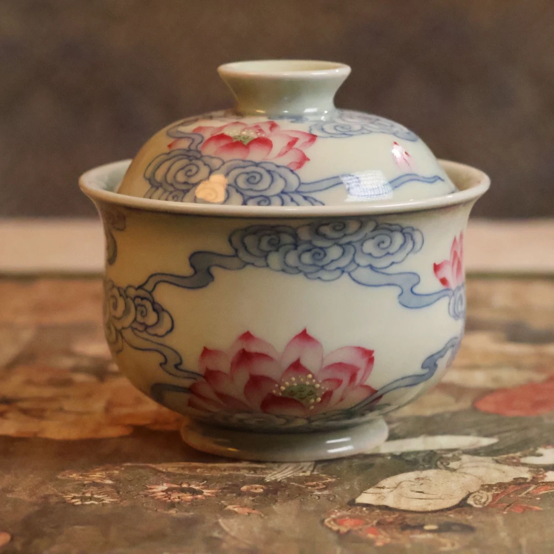 青花祥云斗彩荷花小布袋盖碗