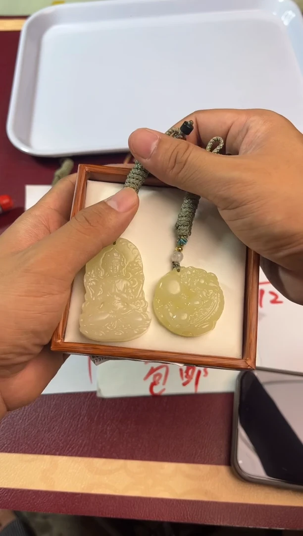 吊坠(赠链)未镶嵌石英质玉万*5  6