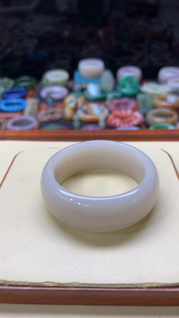 未镶嵌手镯石英质玉虎*153