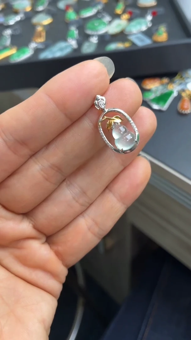 颈饰18K金镶嵌翡翠天然翡翠A货