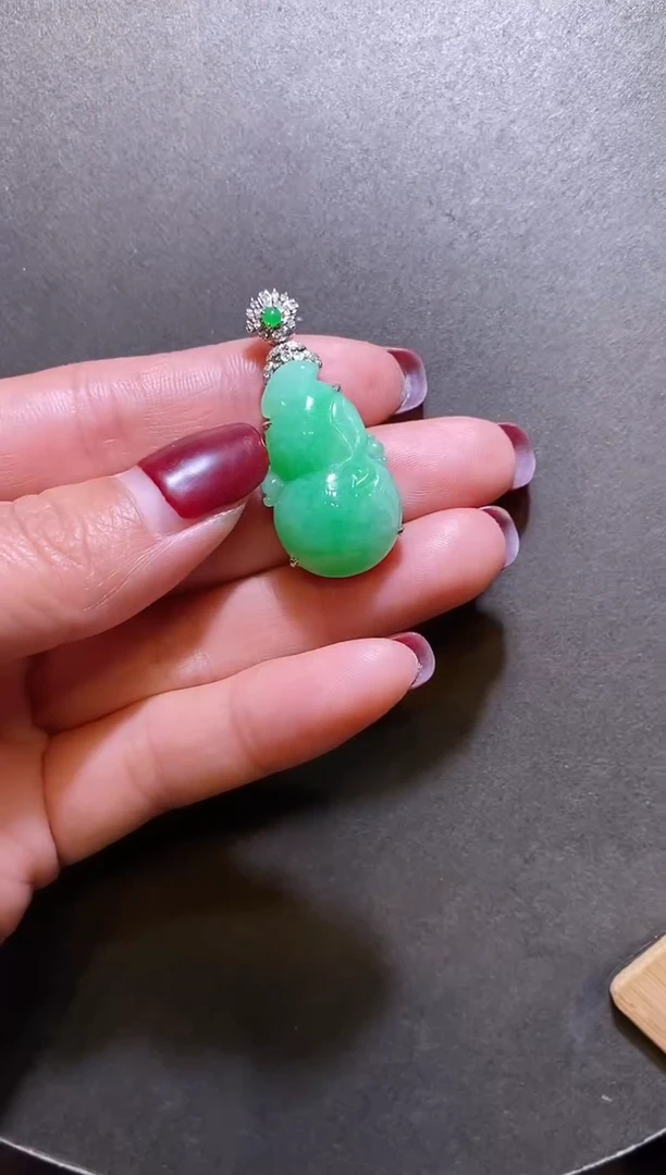 【闪购商品】翡翠颈饰18K金镶嵌翡翠葫芦吊坠