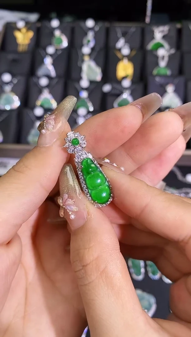 【闪购商品】翡翠吊坠(赠链)银S925镶嵌翡翠吊坠