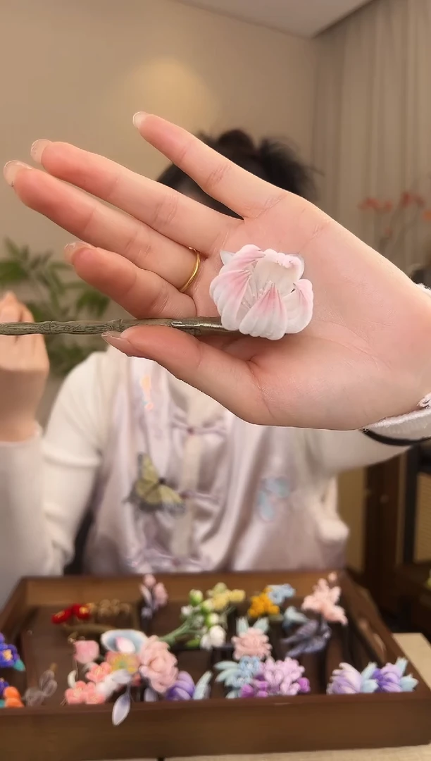 刺绣峰****宝百合胖绒发簪