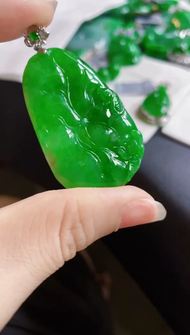颈饰18K金镶嵌翡翠荷叶