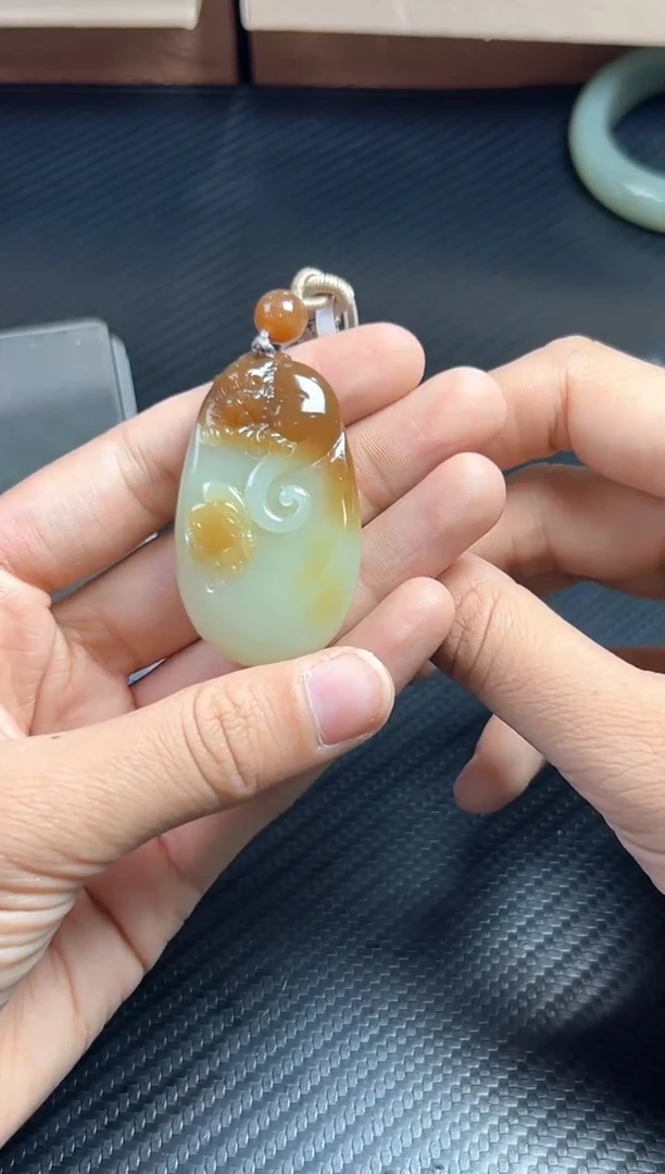 吊坠(赠链)未镶嵌和田玉若羌微色差m