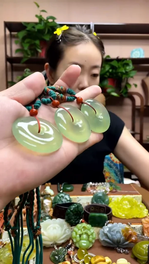 未镶嵌岫玉吊坠多样性发货发其中之一