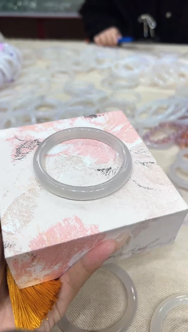 【闪购商品】玛瑙/玉髓手镯未镶嵌玛瑙手镯高冰透玉石手镯