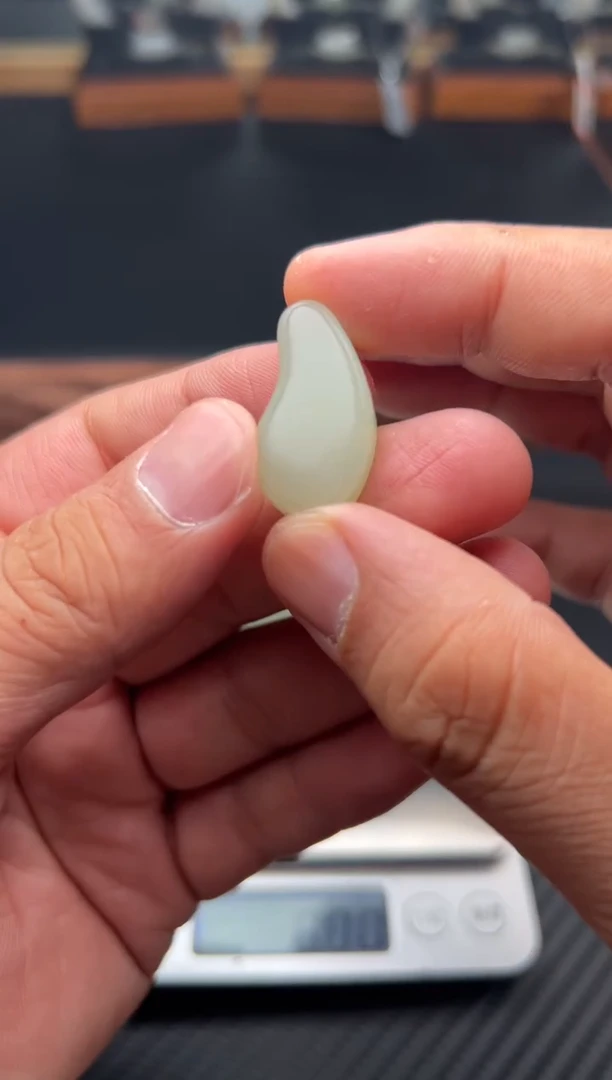 和田玉未镶嵌吊坠(赠链)且末微色差迪克兰一细