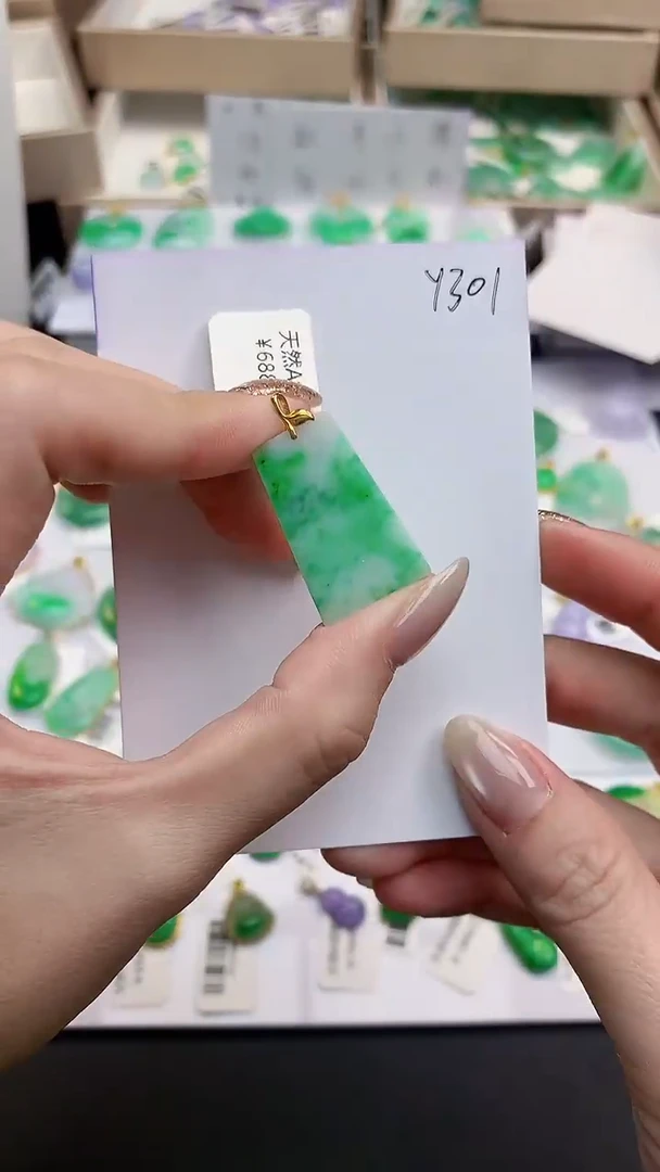 颈饰18K金镶嵌翡翠天然缅甸A货翡翠