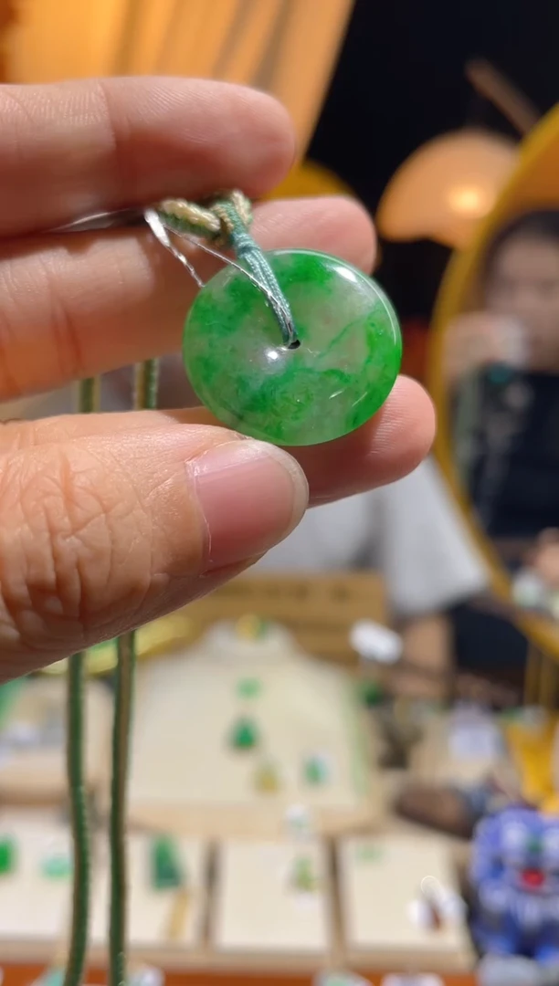 翡翠未镶嵌颈饰平安扣