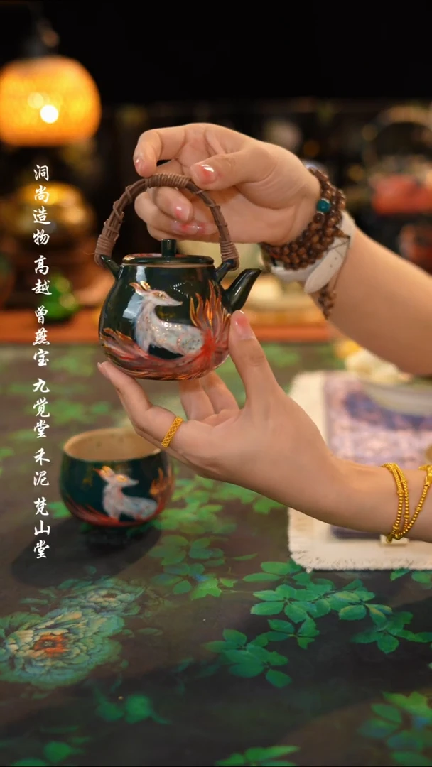 九尾狐提梁壶·······