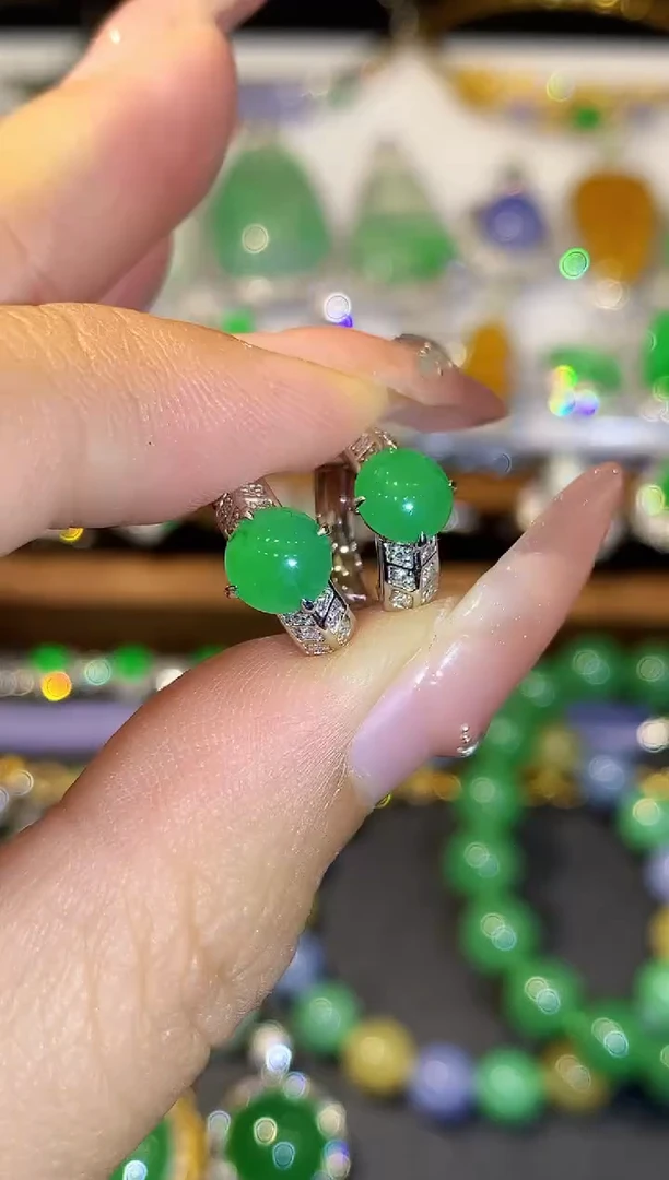 18K金镶嵌翡翠耳饰多样性发其一