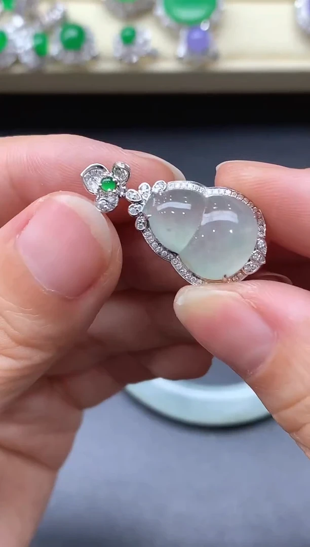 颈饰18K金镶嵌翡翠蔓****）560-中国好珍宝