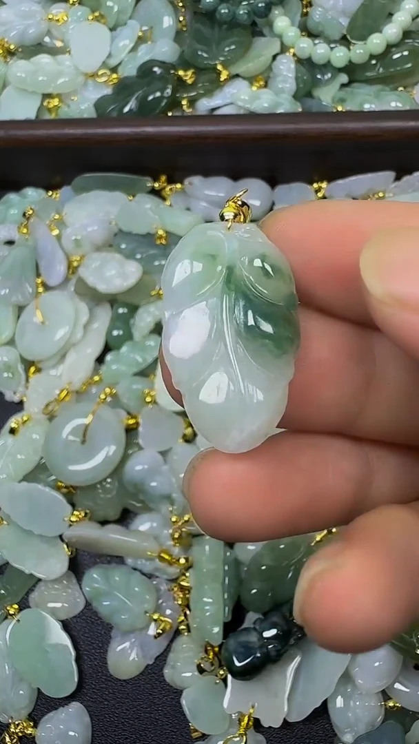 颈饰未镶嵌翡翠颈饰未嵌镶翡翠